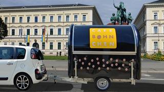 Cafe Böhnchen | Der Retroanhänger an verschiedenen bekannten Münchener Plätzen und Orten.